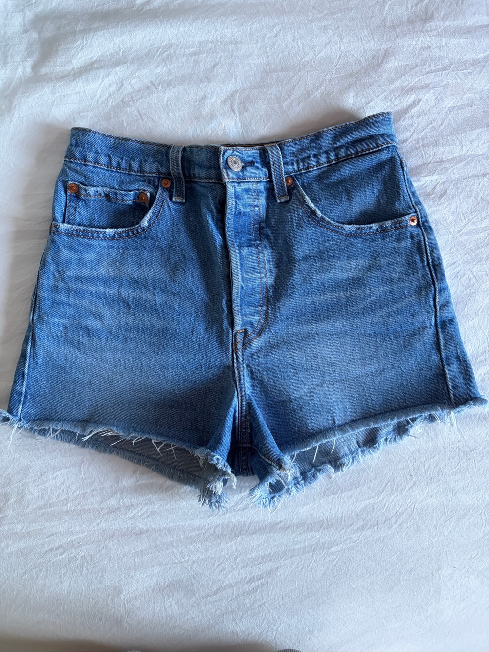 3/$60 Aritzia Levis Ribcage Short High Rise Denim, Medium Wash - Urban Oasis